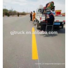 Os sinais da estrada e a linha máquina da marcação da estrada montaram o caminhão para a marcação e o desenho da linha da estrada